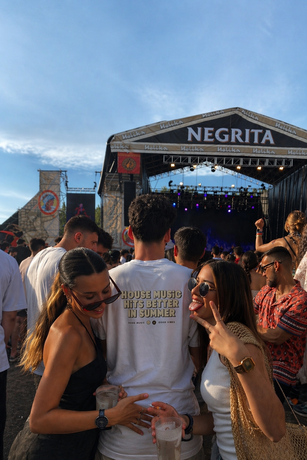 T-shirt Oversized "House music hits better in summer"