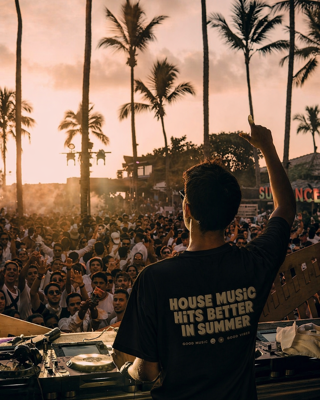 T-shirt Oversized "House music hits better in summer"