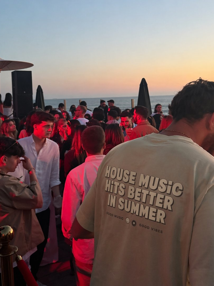 T-shirt Oversized "House music hits better in summer"